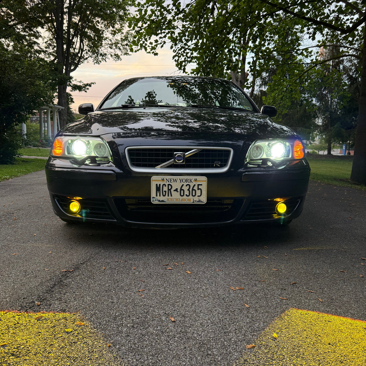 Front view of Volvo V70R with 3000K yellow LED fog lights