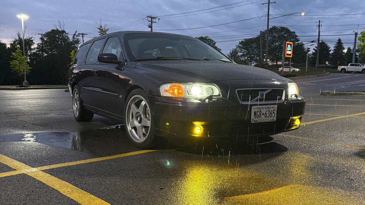 2004–2007 Volvo V70R with 3000K yellow LED fog lights at night