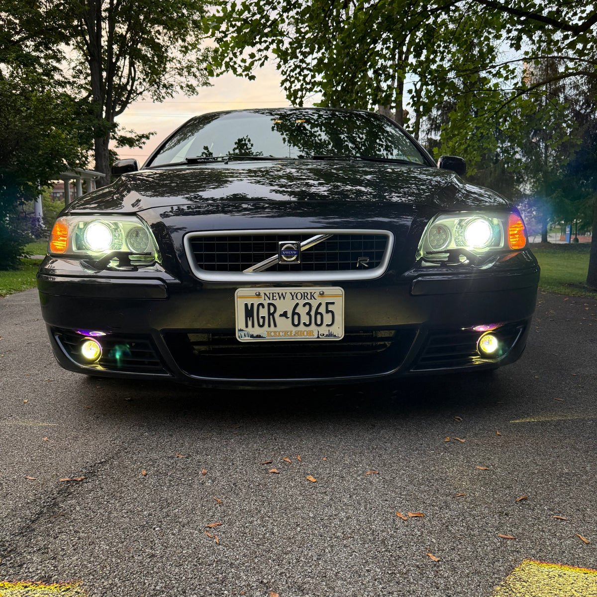 Front view of Volvo V70R with 4300K LED fog lights