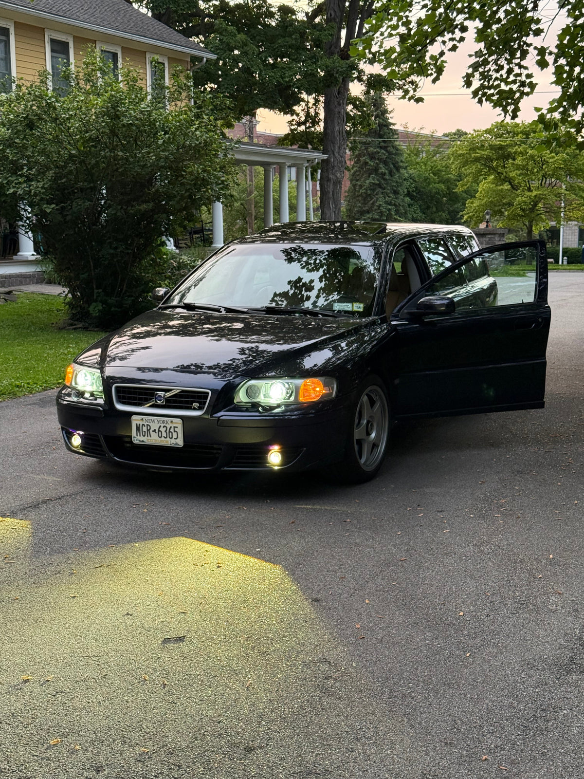 Volvo V70R with 4300K LED fog lights installed