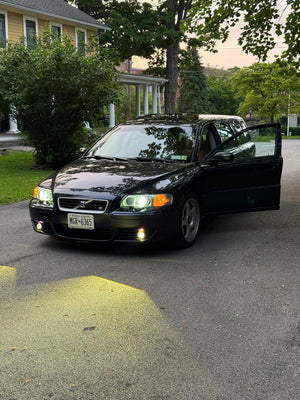 Volvo V70R with 4300K LED fog lights installed