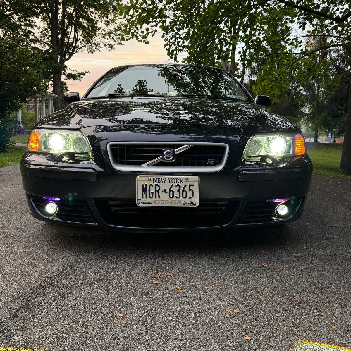 Volvo V70R with 6000K white LED fog lights illuminated