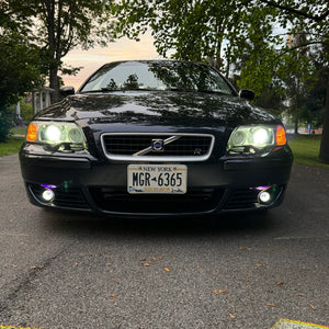 Volvo V70R with 6000K white LED fog lights illuminated